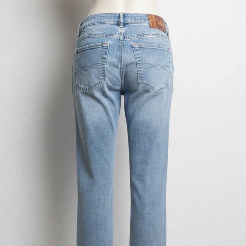 LEI Women’s Blue Light Wash Capri Jeans